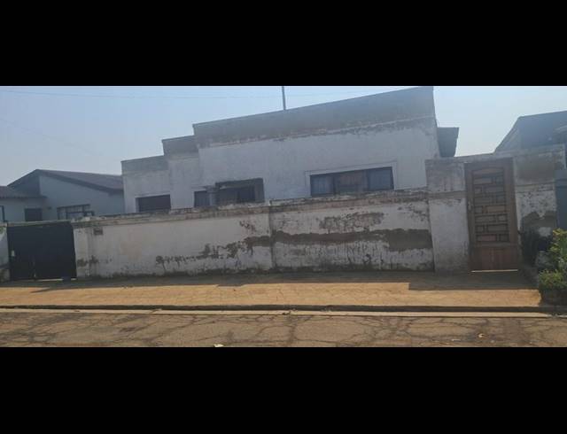 2 BEDROOM HOUSE FOR SALE IN THOKOZA EXT 2